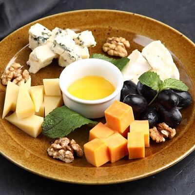 Сырное ассорти в Йохан-Пивохан по цене 1200 ₽