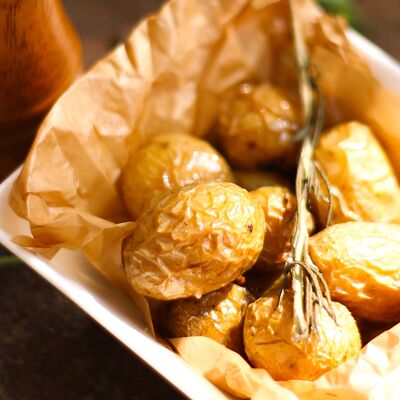 Бейби-картофель в масле с чесноком и зеленью в Легенда по цене 300 ₽