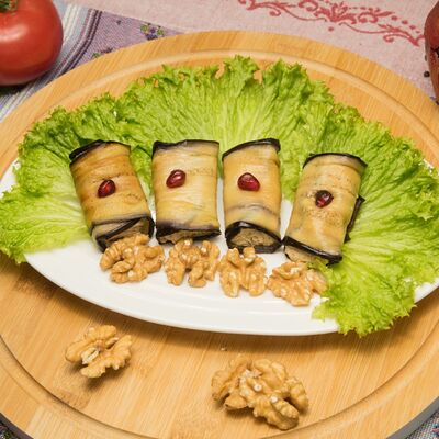 Рулетики из обжаренных баклажанов в Гурман студия по цене 380 ₽