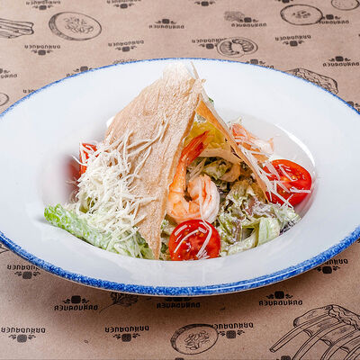 Салат с креветками по соусом цезарь в Braubauer по цене 620 ₽