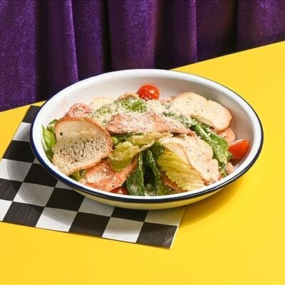 Салат Цезарь с курицей в Cheesemania по цене 510 ₽