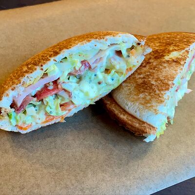 Сэндвич с грудинкой в Дом кофе по цене 320 ₽