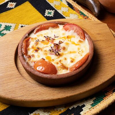 Сулугуни, запечённый с помидорами в Пхали по цене 640 ₽