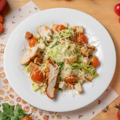 Салат Цезарь с курицей в Фуд Корт №1 по цене 335 ₽