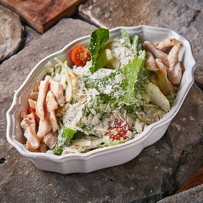 Салат Цезарь с курицей в Небулошная по цене 640 ₽