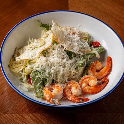 Салат Цезарь с креветками в Brasserie Lambic по цене 990 ₽