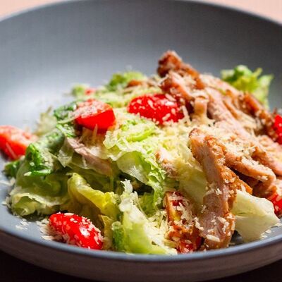 Цезарь с курицей в Co.mein по цене 510 ₽