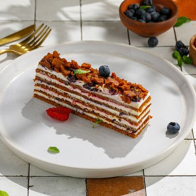 Медовик постный ягодный в Баклажан в ТЦ 