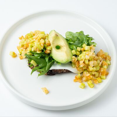 Авокадо-тост с релишем из огурца и креветки в Кафе кусь по цене 570 ₽