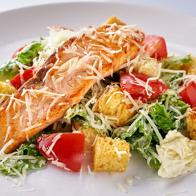 Салат с куриным филе и ореховым соусом в Чили Gurman Сlub по цене 650 ₽