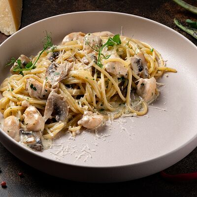 Спагетти с шампиньонами и куриным филе в Amarena по цене 1235 ₽