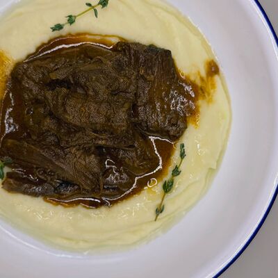 Томленая голяшка с картофельным пюре в #ВМЯСО по цене 820 ₽