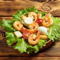 Салат Цезарь с креветками в Pizzabar
