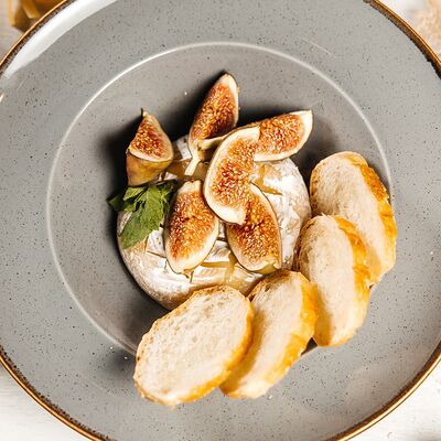 Запеченный камамбер с грушей в Самер Джем по цене 1095 ₽