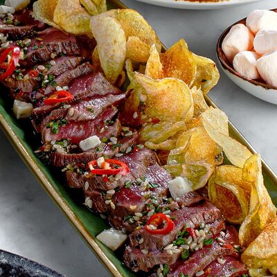 Татаки Beef с чипсами из молодого картофеля в Kamakura по цене 1010 ₽