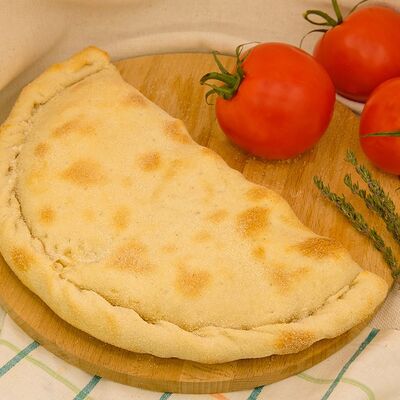 Кальцоне с ветчиной и беконом в Food74 Court Суши Пицца по цене 730 ₽