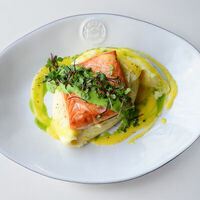Лосось с мини-картофелем и шпинатом в Vаниль