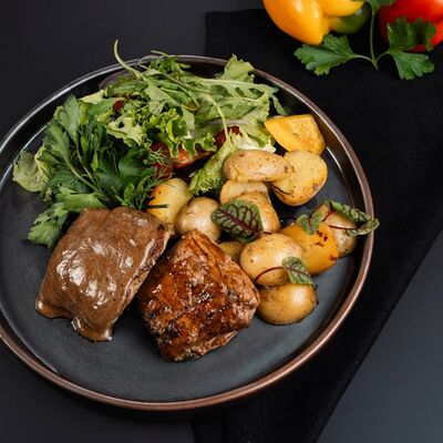 Медальоны пеппер из свиной вырезки с картофелем беби в РАХАТ по цене 805 ₽