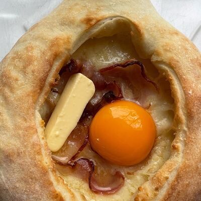 Хачапури по-аджарски с беконом в Sololaki по цене 550 ₽