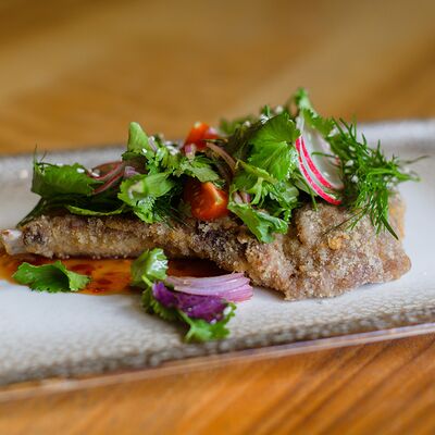 Баранья корейка в сухарях с салатом из свежих овощей в Дюшес по цене 860