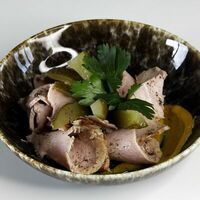 Буженина с бочковыми огурцами в Стейк & Эггс
