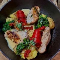 Индейка с мятым картофелем в деревенском стиле в Voodoo bar