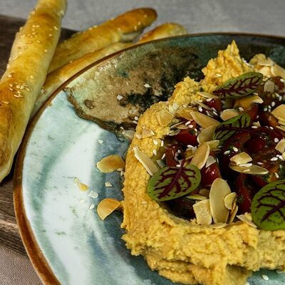 Хумус из нута с пряными томатами и гриссини в Квартира Пиросмани по цене 370 ₽