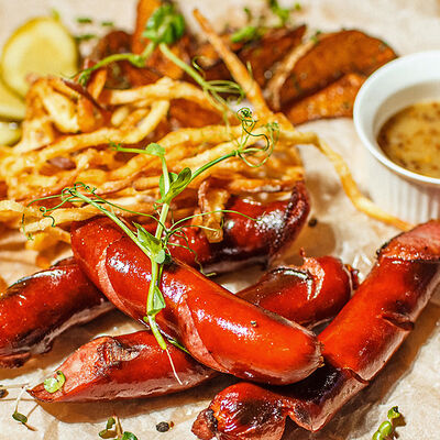 Охотничьи колбаски гриль в Кафе Наше Место по цене 640 ₽