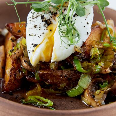 Жаренный картофель с грибами и яйцом пашот в Невидалия по цене 480 ₽