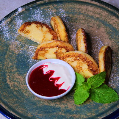 Сырники из творога с ягодным муссом в Blackberry по цене 9 р.