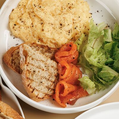 Скрэмбл с семгой и чиабаттой в Бабуля по цене 540 ₽