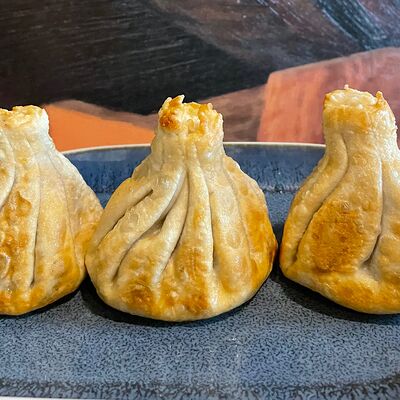 Жареные хинкали с семгой в Сандро по цене 1120 ₽