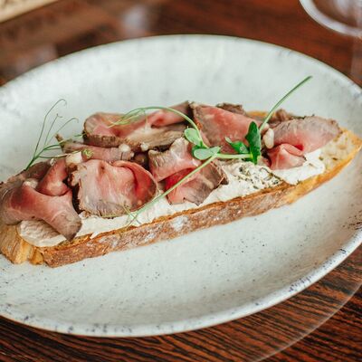 Брускетта с ростбифом и соусом вителло тоннато в НА ЛУНЕ по цене 490 ₽
