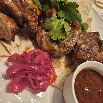 Шашлык из свиной шеи в луковом маринадев Vladbeef Bar по цене 650 ₽