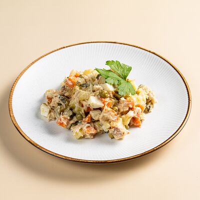 Салат Оливье с маринованными огурчиками в Север-Метрополь по цене 385 ₽