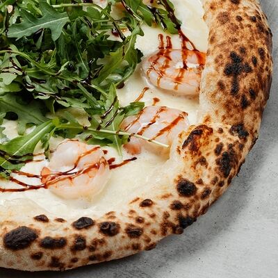 Пицца Королевские креветки с рукколой в Brooklyn Pizza по цене 985 ₽