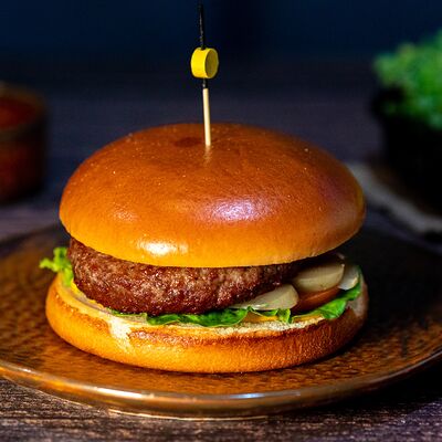 Фирменный бургер с картофелем фри в Бар на Рассвете по цене 750 ₽