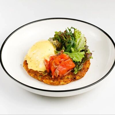 Тот самый драник с лососем и голландским соусом в Гости по цене 650 ₽