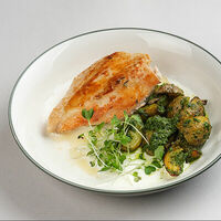 Грудка су-вид с беби картофелем в Трай