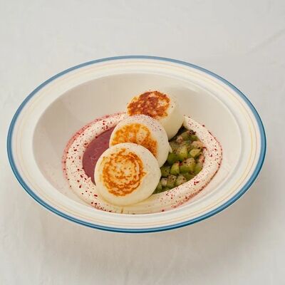 Сырники с клубничным вареньем и кивив Civil Coffee Bar по цене 640 ₽