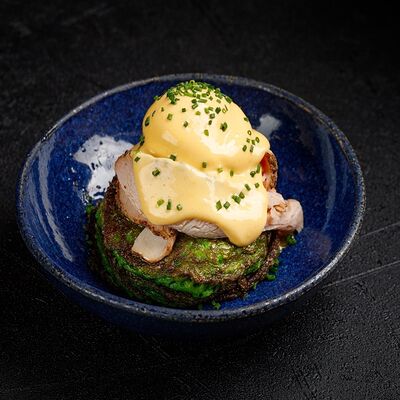 Оладьи из цукини, пастрами и соус Дзадзики в Техникум по цене 590 ₽