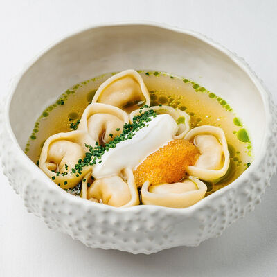 Пельмени из щуки и сига в крепком бульоне со сметаной и щучьей икрой в Sadko по цене 618 ₽