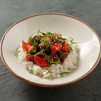 Мраморная говядина по-азиатски с рисом и овощами в сычуаньском соусе в Pitnica по цене 525 ₽