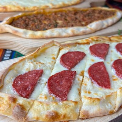 Пиде с сыром и колбасой суджук в Стамбул Сити по цене 540 ₽