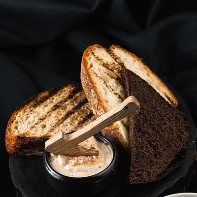 Хлебная корзина с взбитым маслом и сольюв Черная река по цене 250 ₽