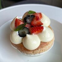 Шу с мятным кремом и свежими ягодами в More More