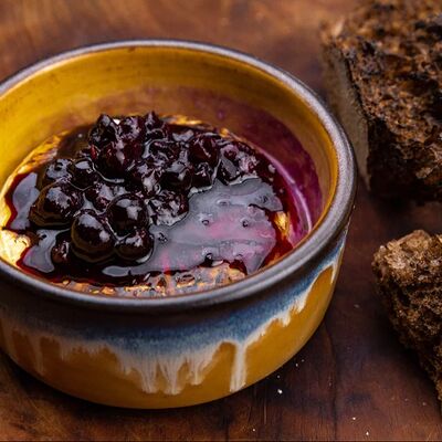 Запеченный камамбер с вареньем из ягод в Галки по цене 920 ₽