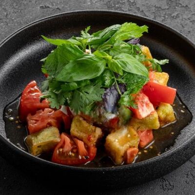 Салат с хрустящими баклажанамив Вода & Еда по цене 850 ₽