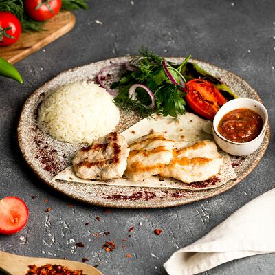 Куриная котлета с мангала с гарниром в A Food по цене 590