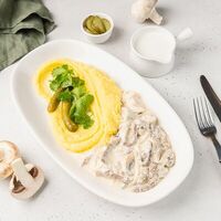 Бефстроганов с картофельным пюре, маринованными огурцами и луком с кинзой в АндерСон